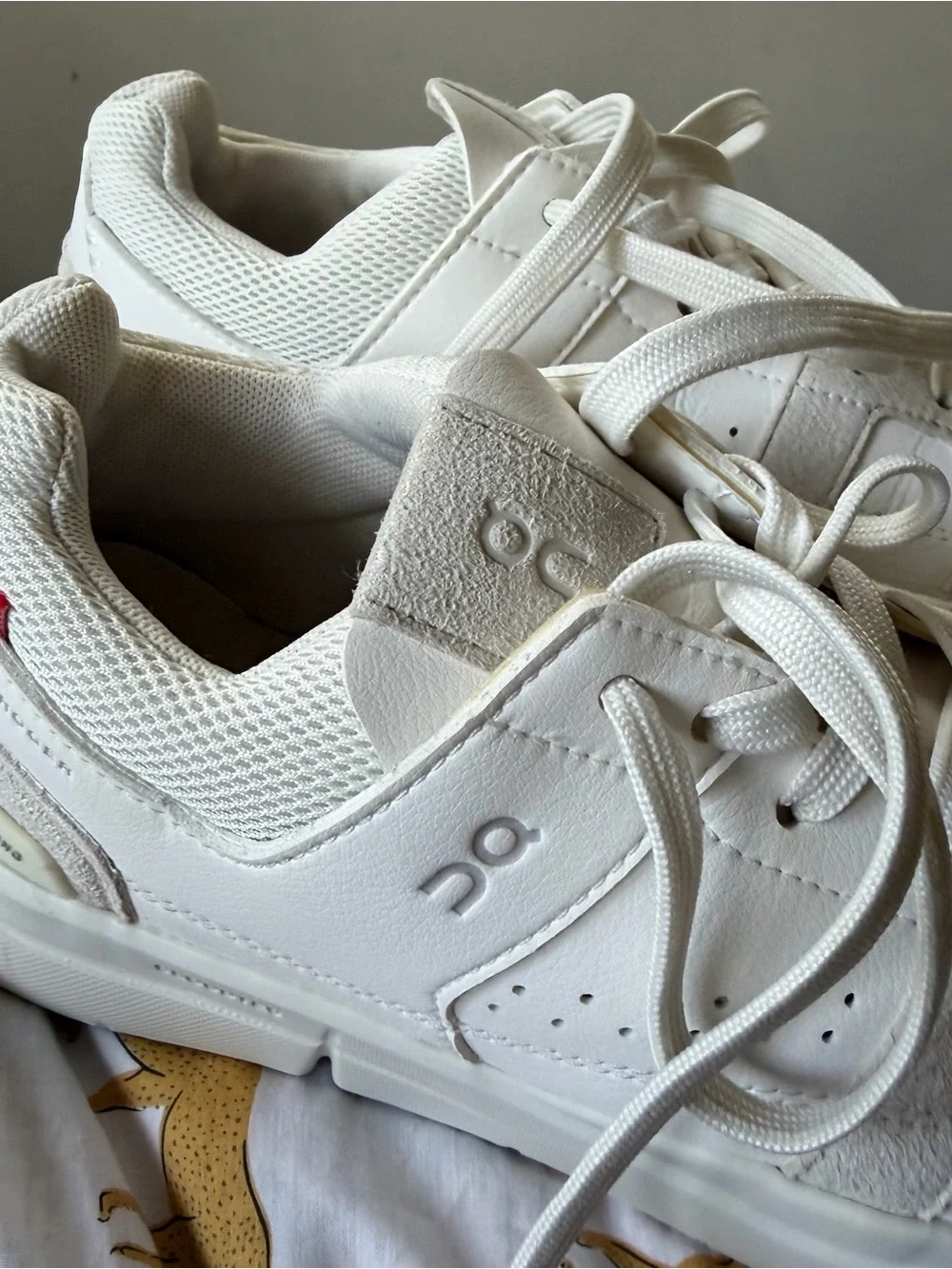 On Running On Cloud Women's The Roger Clubhouse Sneakers, size 8W/38